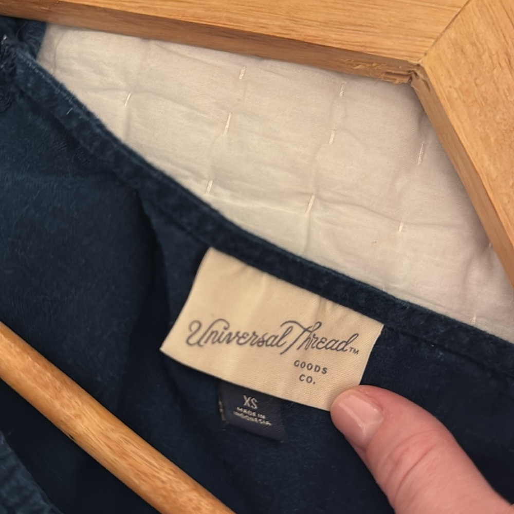 Universal Thread navy top - Picture 3 of 3